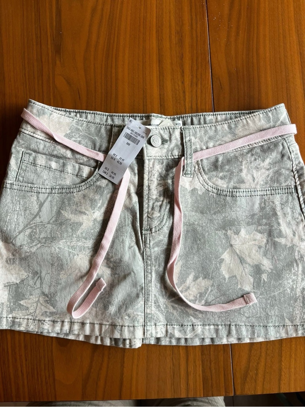 New with tag Hollister Gray Camouflage Printed Mini Skirt with Pink Drawstring